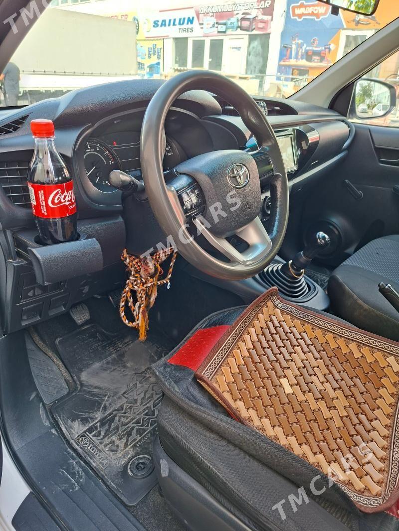 Toyota Hilux 2017 - 390 000 TMT - Бузмеин - img 3