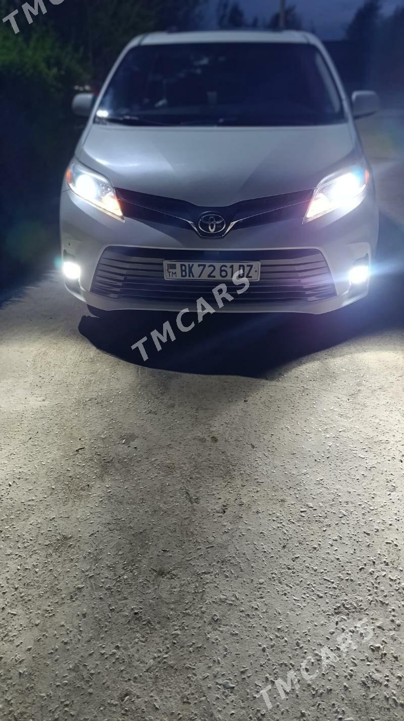 Toyota Sienna 2010 - 300 000 TMT - Дашогуз - img 5
