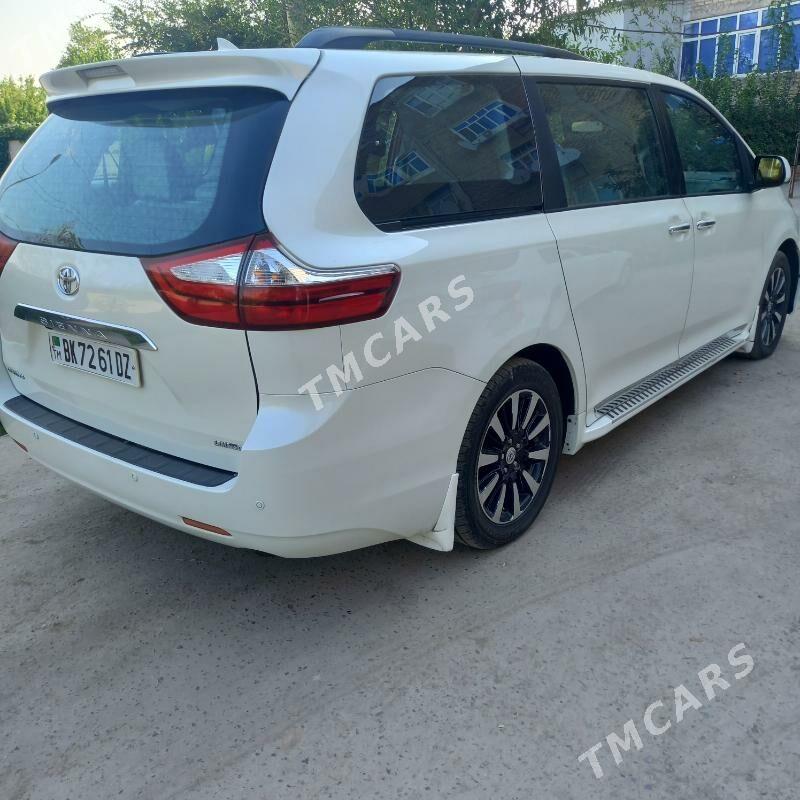 Toyota Sienna 2010 - 300 000 TMT - Дашогуз - img 4