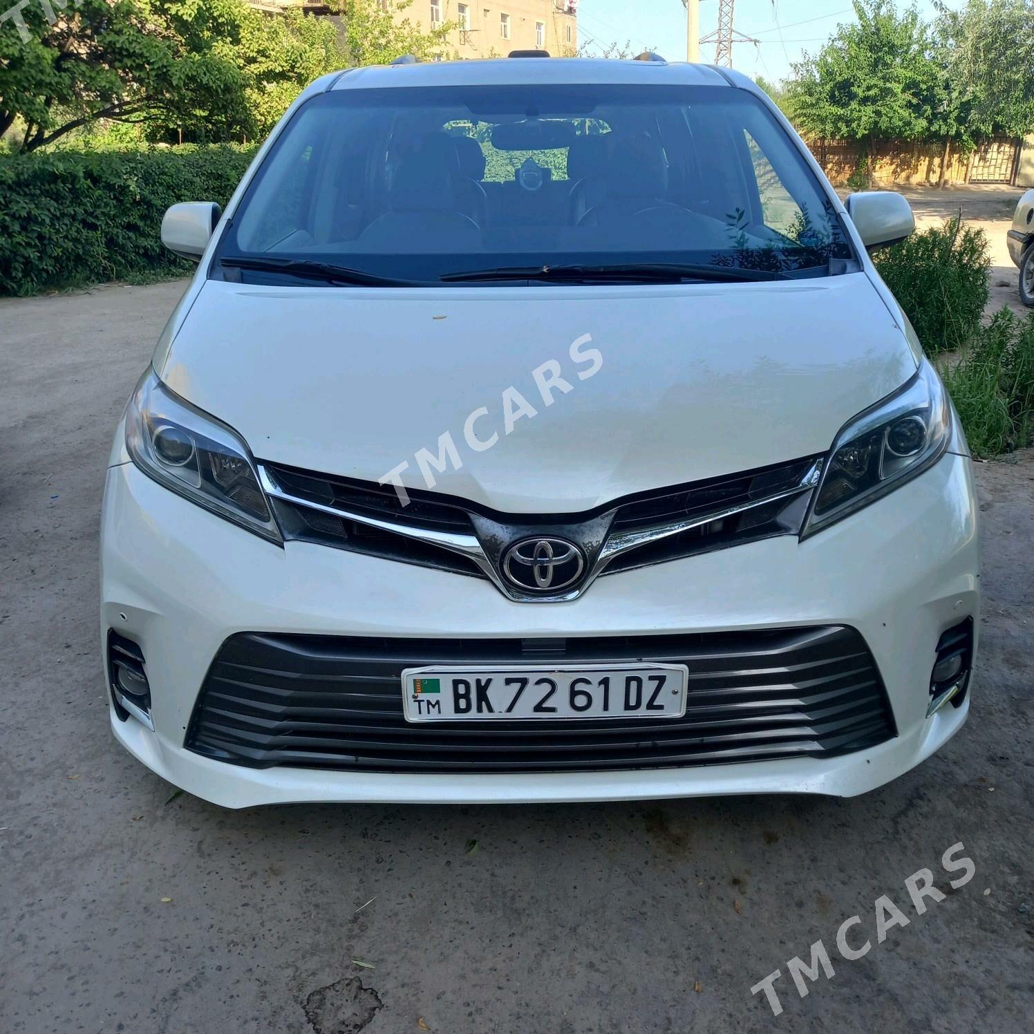 Toyota Sienna 2010 - 300 000 TMT - Дашогуз - img 8