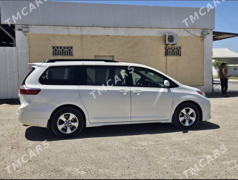Toyota Sienna 2018 - 340 000 TMT - Мары - img 1
