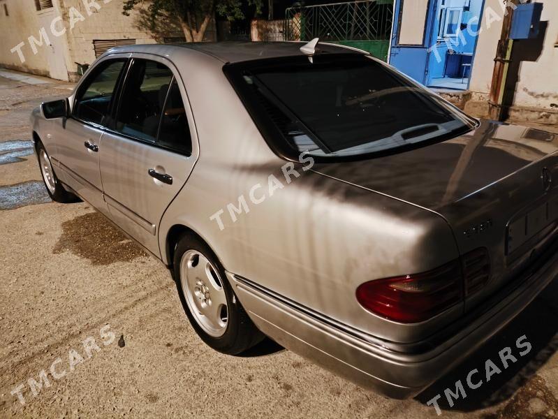 Mercedes-Benz E320 1999 - 120 000 TMT - Балканабат - img 4