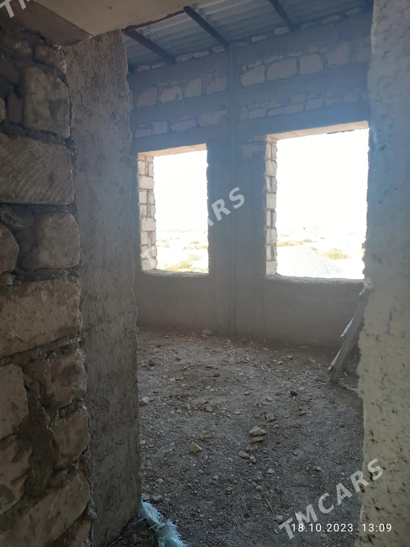 Gurluşygy tamamlanmadyk ýaşaýy - Türkmenbaşy - img 9
