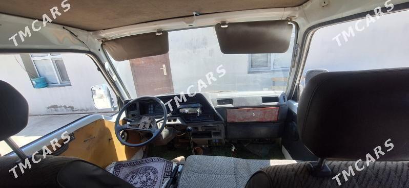 Nissan Urvan 1997 - 20 000 TMT - Türkmenbaşy - img 4