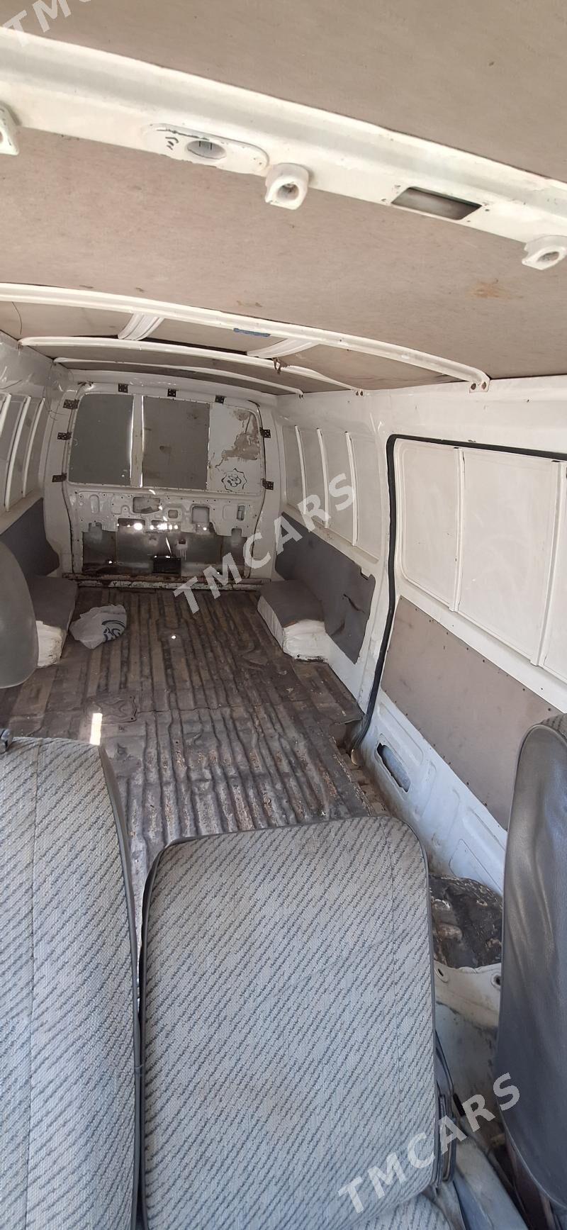 Nissan Urvan 1997 - 20 000 TMT - Türkmenbaşy - img 3