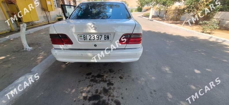 Mercedes-Benz E320 1999 - 100 000 TMT - Туркменбаши - img 2