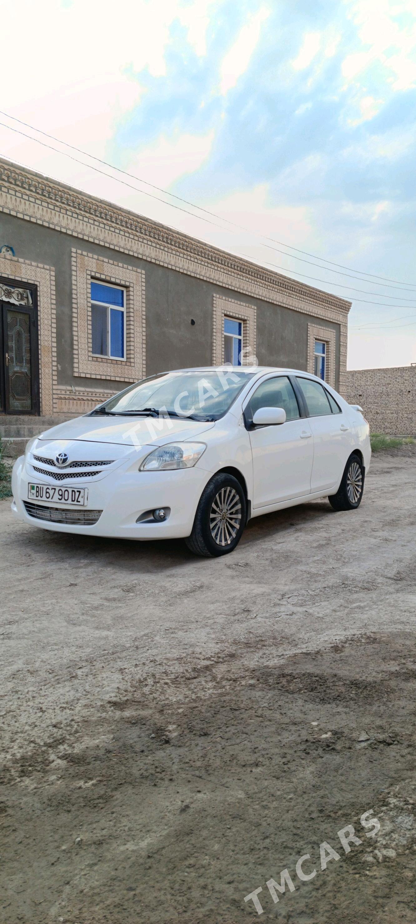 Toyota Yaris 2011 - 125 000 TMT - Дашогуз - img 4