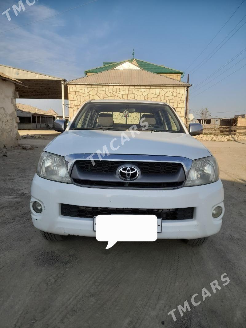 Toyota Hilux 2010 - 240 000 TMT - Этрек - img 2
