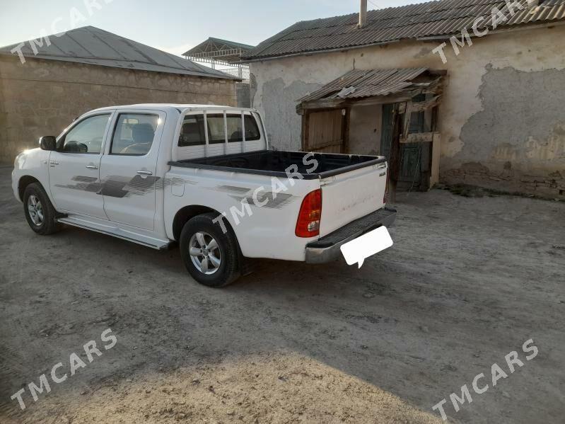 Toyota Hilux 2010 - 240 000 TMT - Этрек - img 7