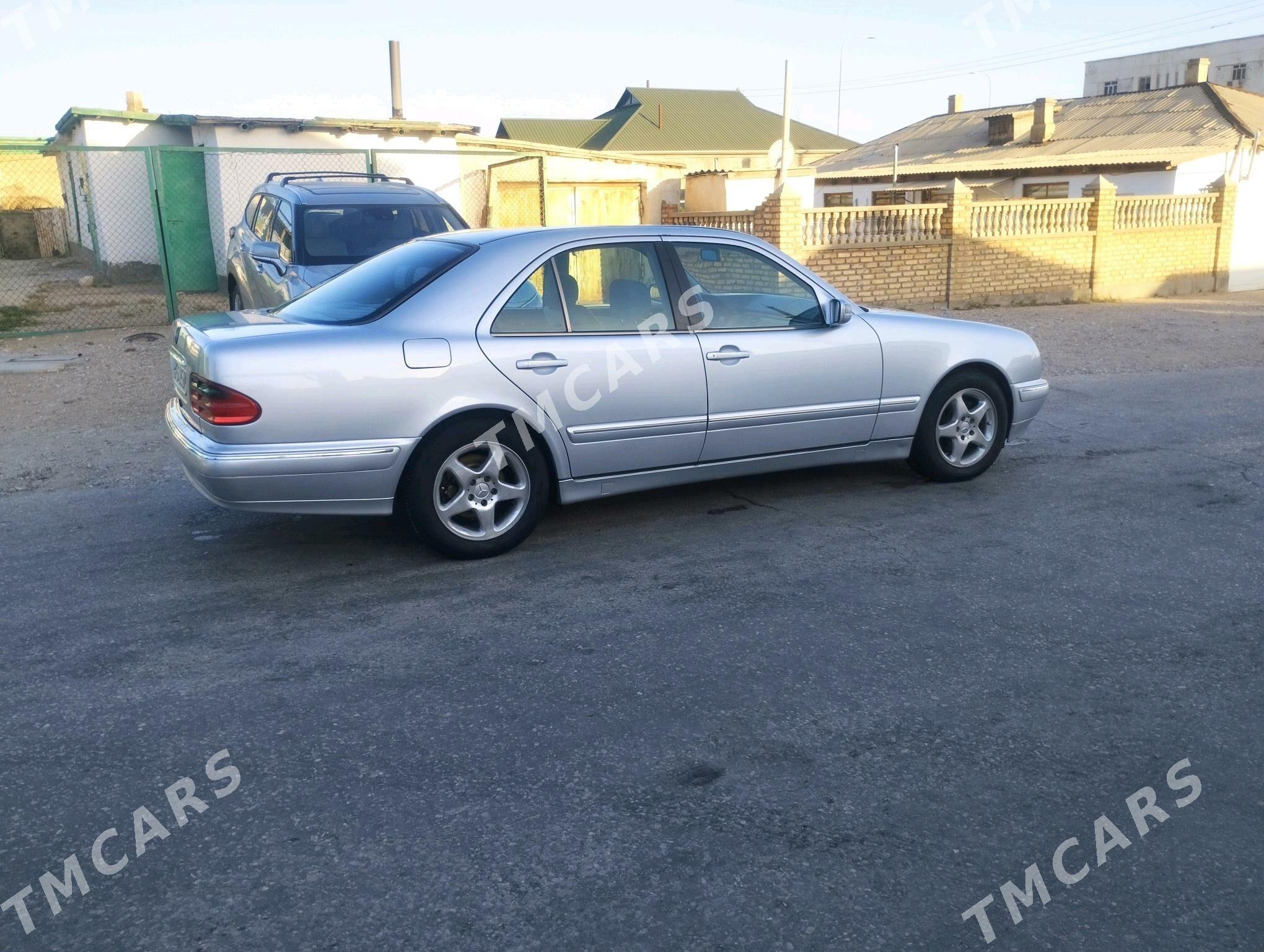 Mercedes-Benz E320 2001 - 130 000 TMT - Балканабат - img 2