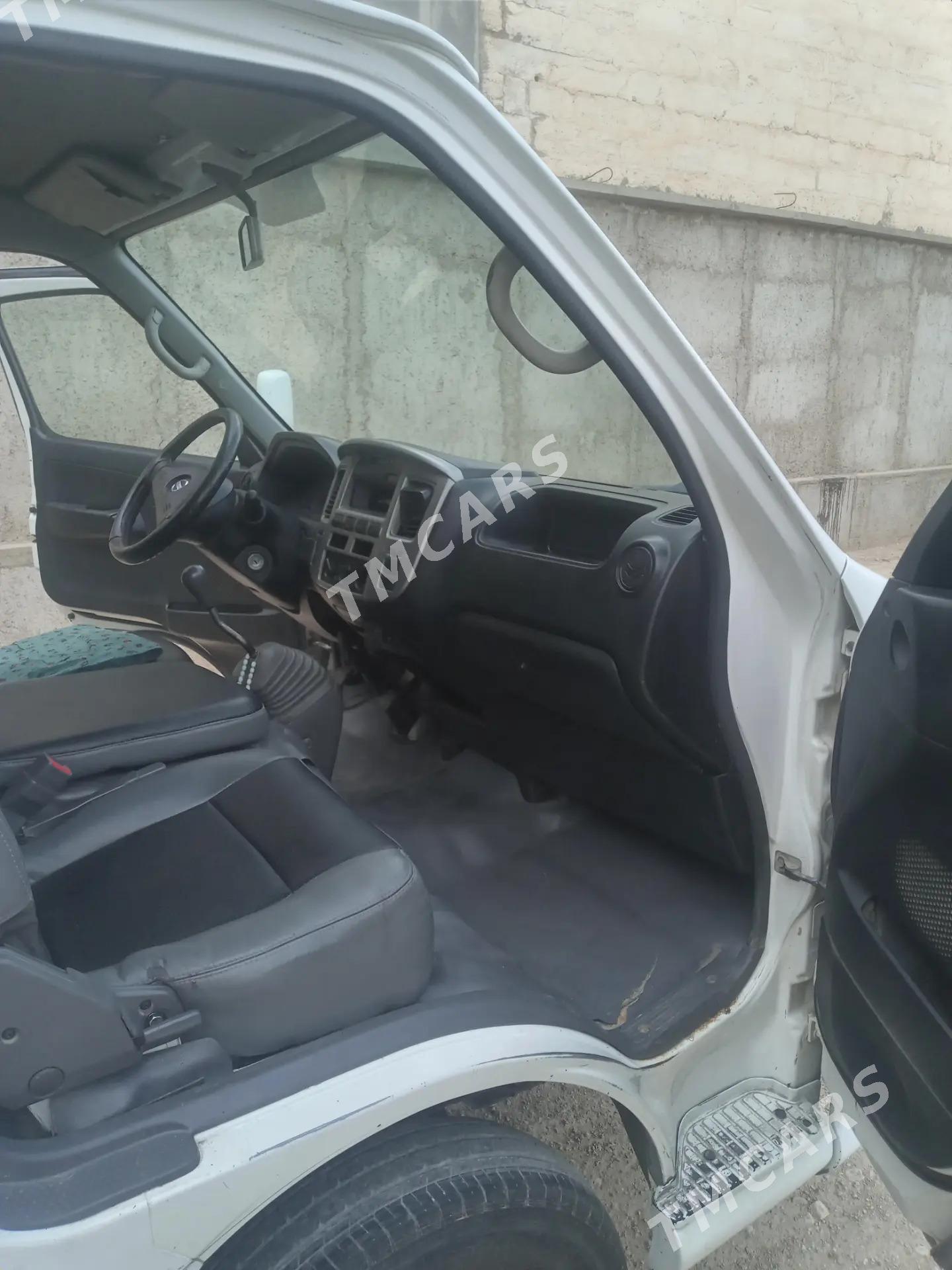 Nissan Urvan 2010 - 147 000 TMT - Балканабат - img 5