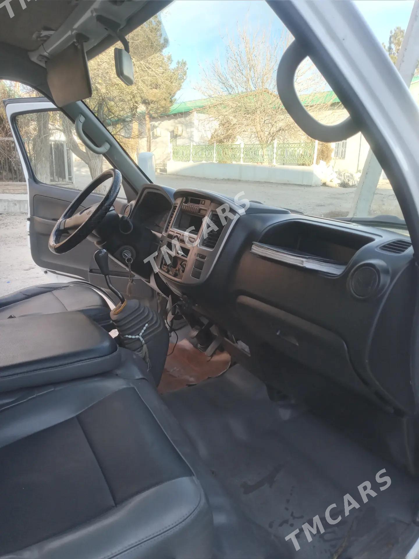 Nissan Urvan 2010 - 147 000 TMT - Балканабат - img 6