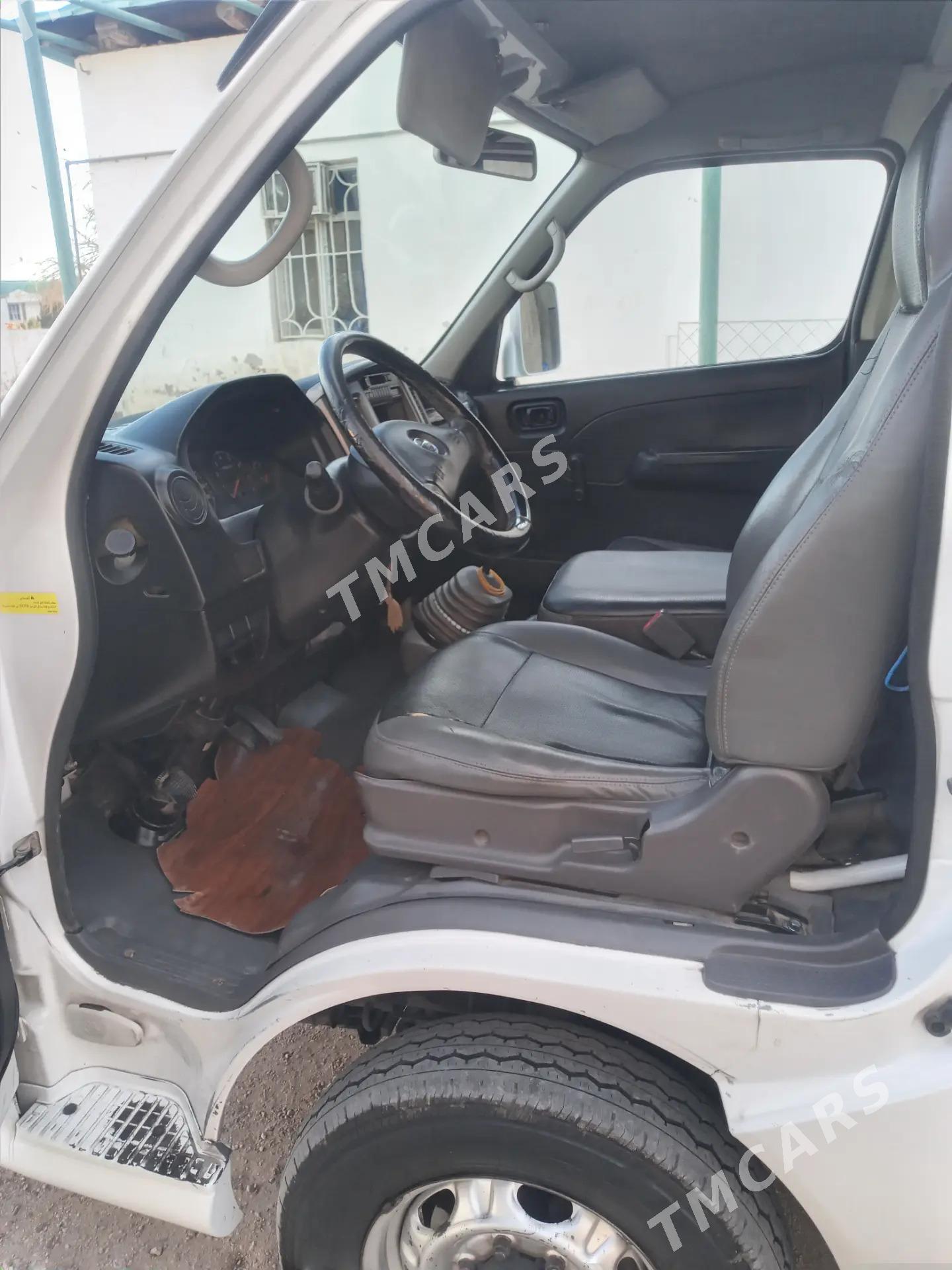 Nissan Urvan 2010 - 147 000 TMT - Балканабат - img 3