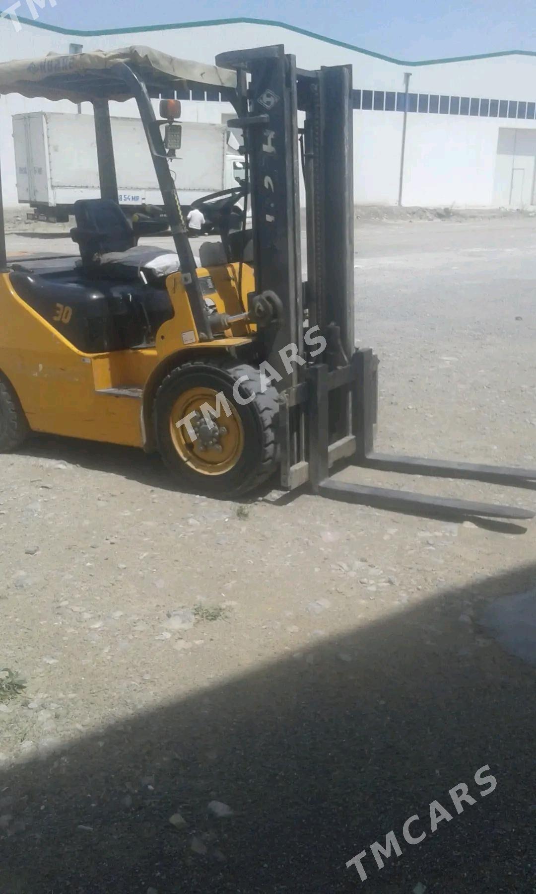 Kara Forklift 2013 - 135 000 TMT - Çoganly - img 2