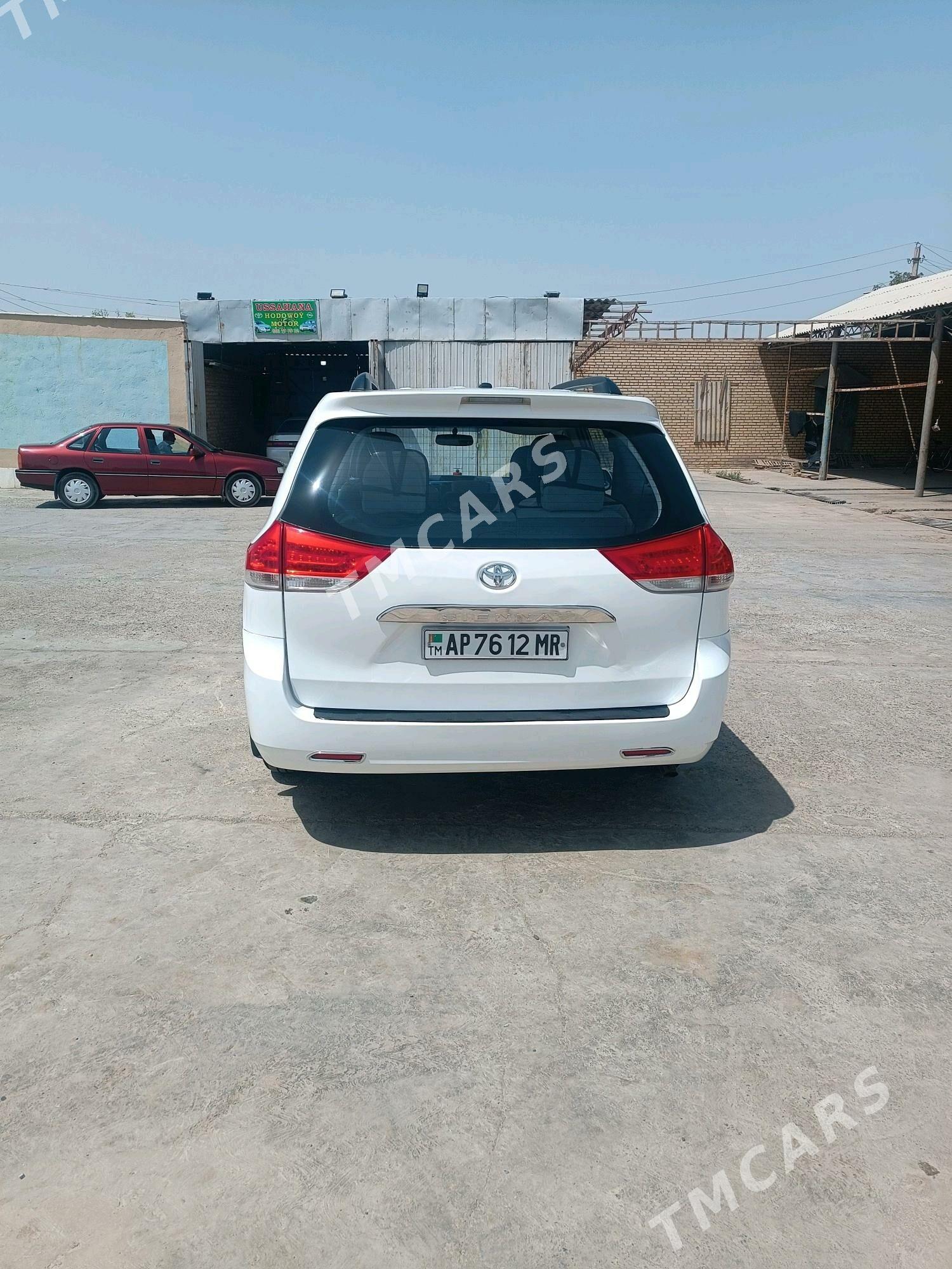 Toyota Sienna 2010 - 250 000 TMT - Мары - img 4