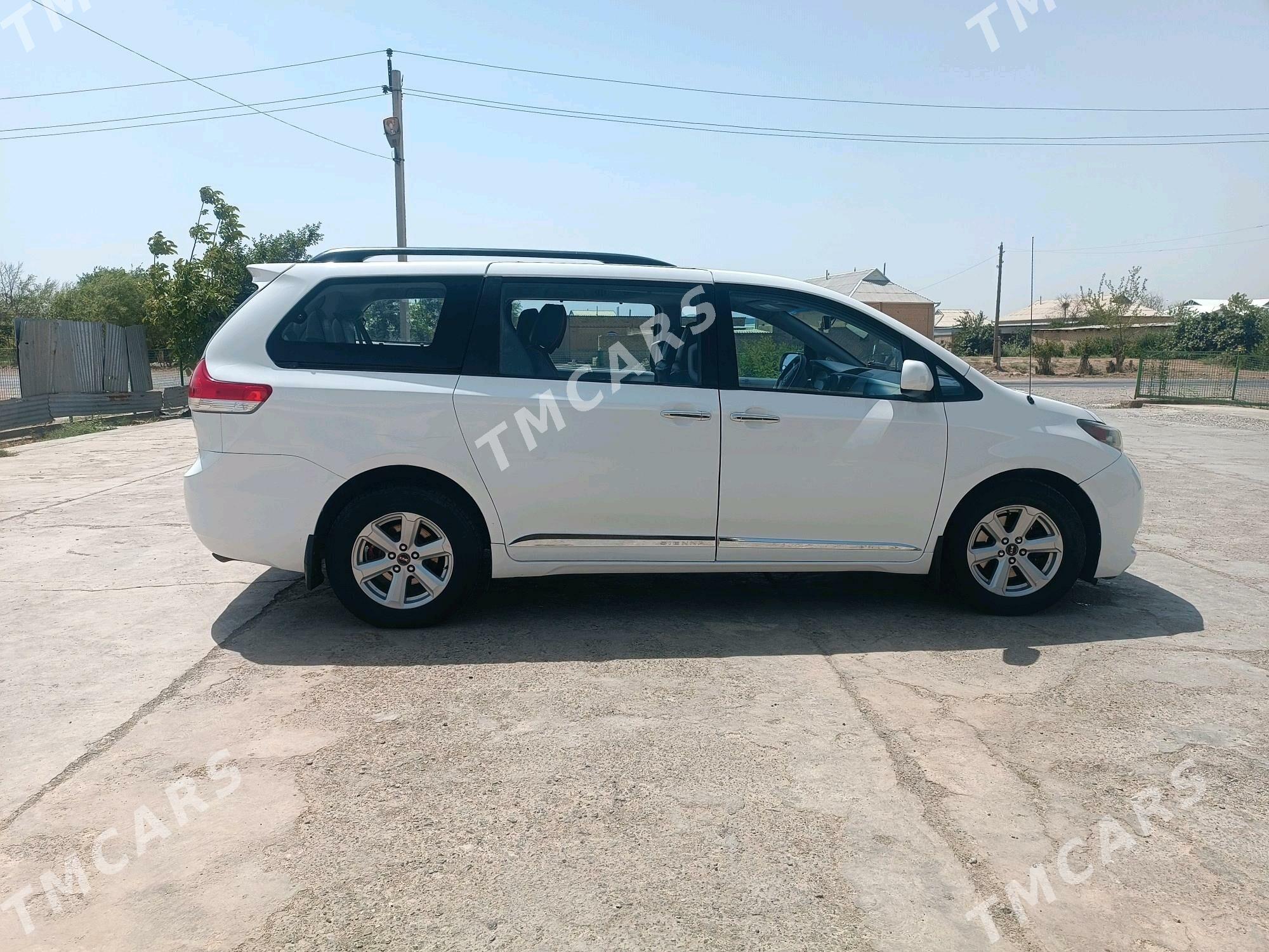 Toyota Sienna 2010 - 250 000 TMT - Мары - img 2