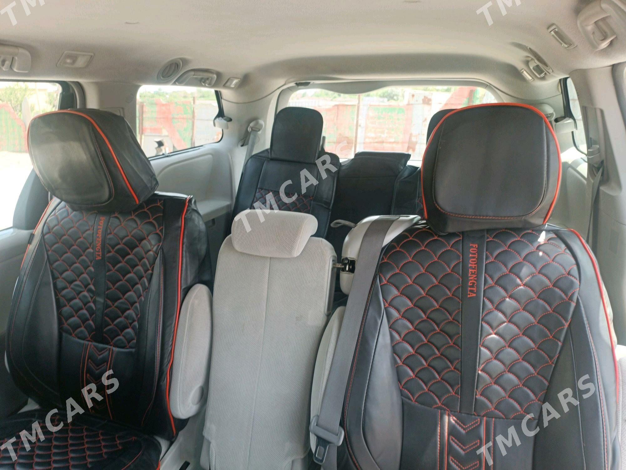 Toyota Sienna 2010 - 250 000 TMT - Мары - img 5