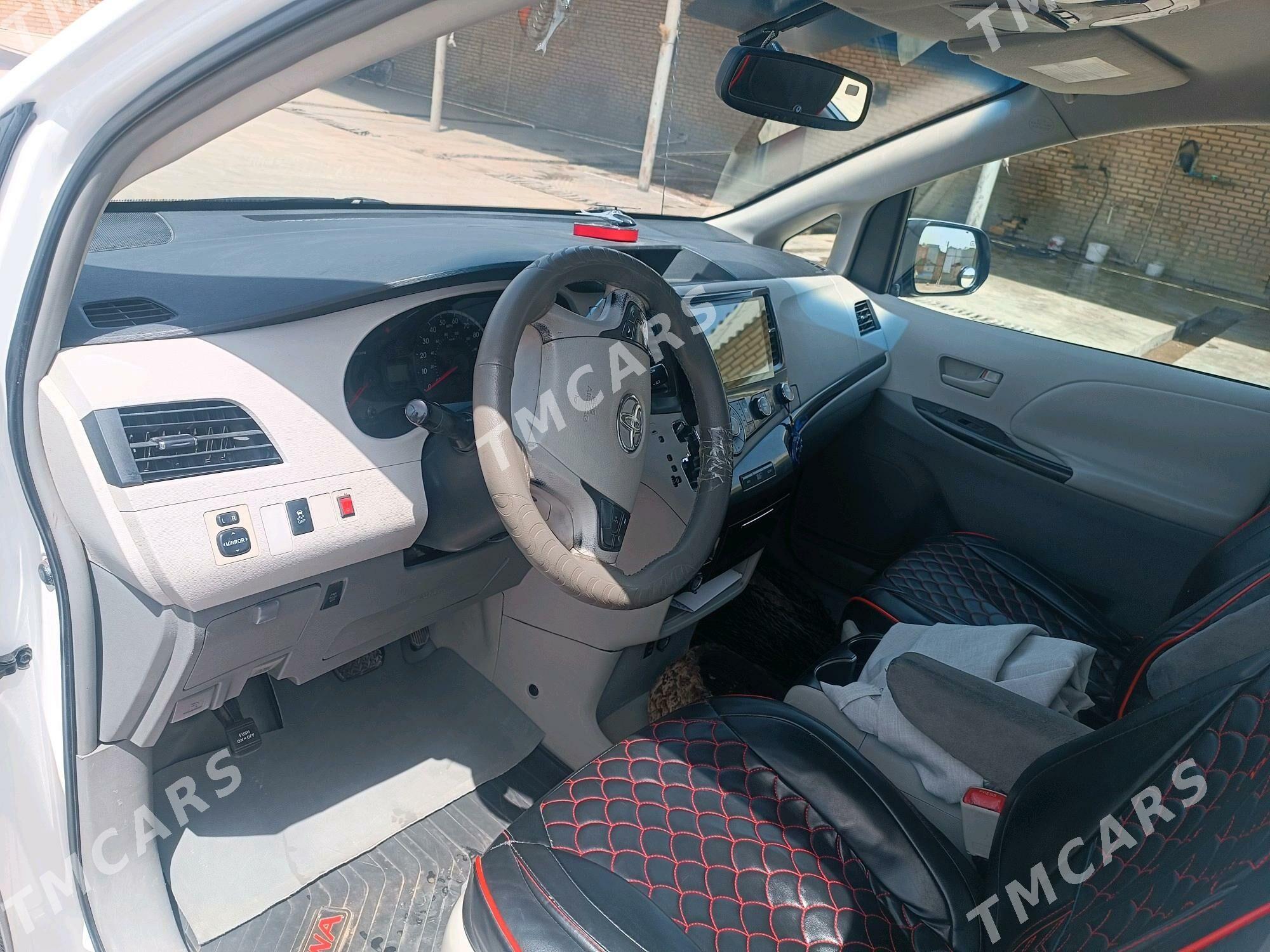 Toyota Sienna 2010 - 250 000 TMT - Мары - img 6