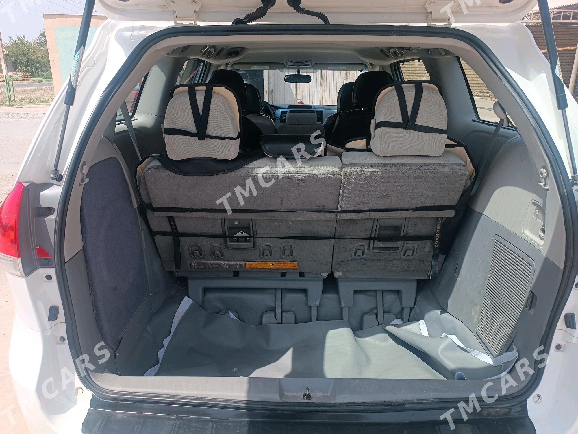 Toyota Sienna 2010 - 250 000 TMT - Мары - img 7