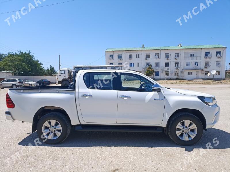 Toyota Hilux 2016 - 440 000 TMT - Хазар - img 3