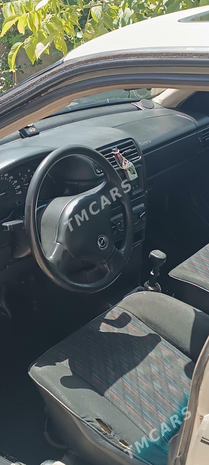 Opel Vectra 1990 - 30 000 TMT - Garadamak - img 2