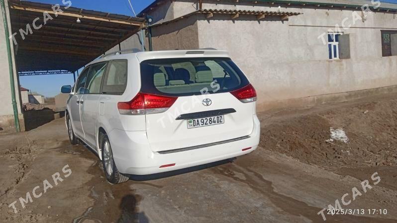 Toyota Sienna 2010 - 260 000 TMT - Boldumsaz - img 2