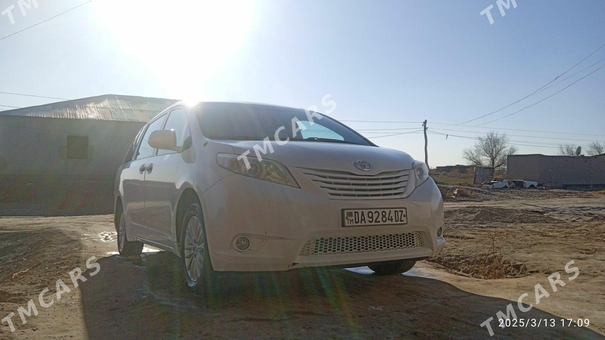 Toyota Sienna 2010 - 260 000 TMT - Boldumsaz - img 3