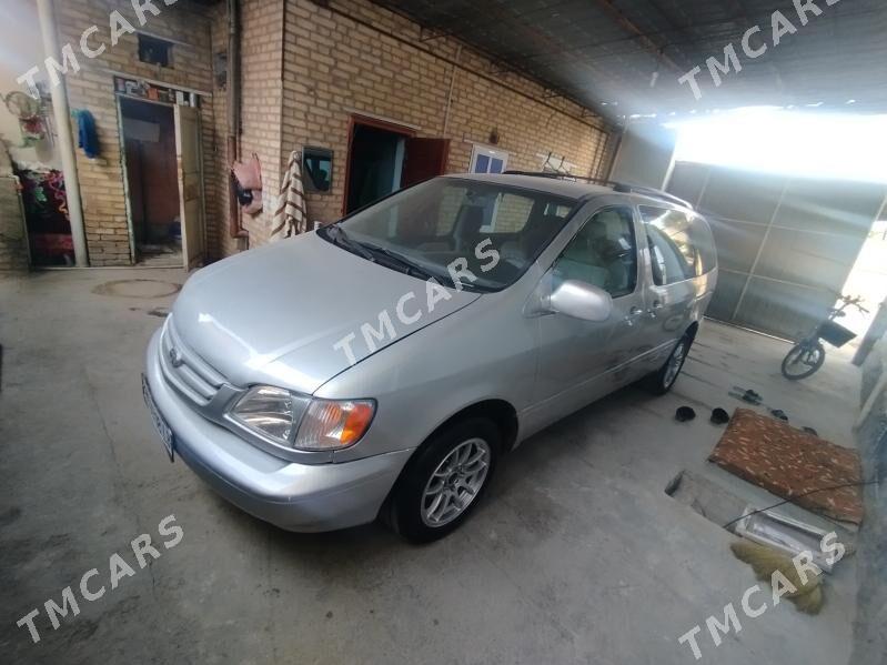 Toyota Sienna 2000 - 125 000 TMT - Сакар - img 1