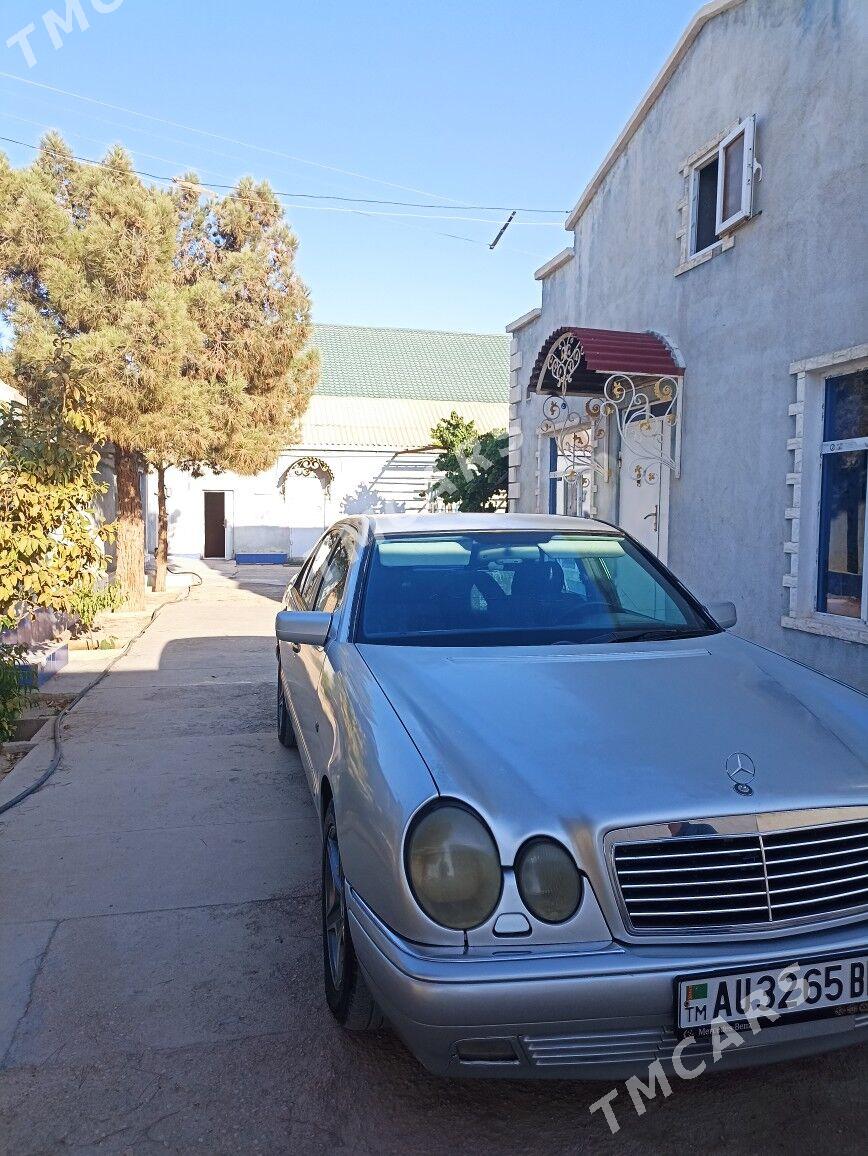 Mercedes-Benz E320 1999 - 52 000 TMT - Balkanabat - img 2
