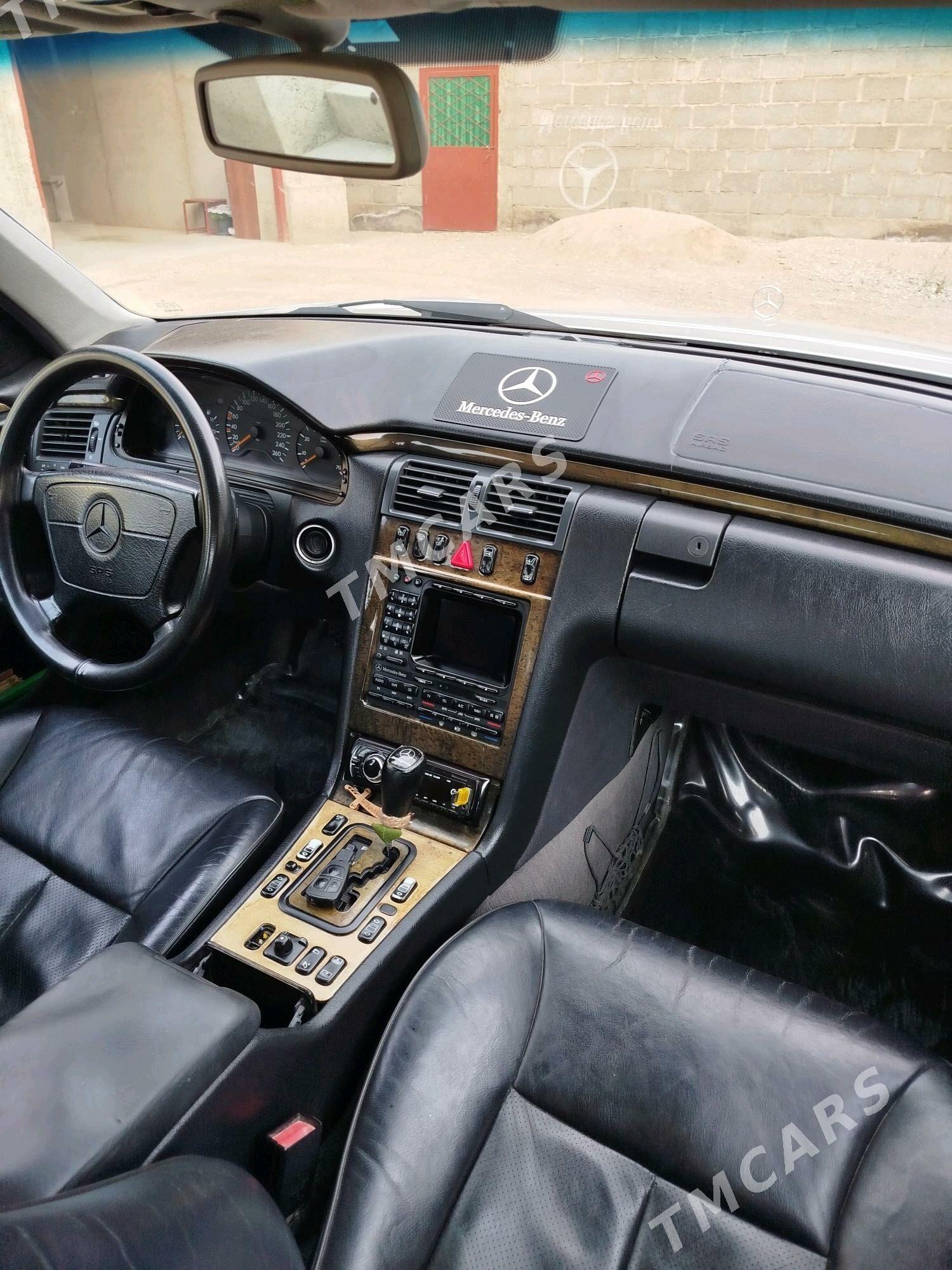 Mercedes-Benz E320 1999 - 95 000 TMT - Гумдаг - img 2