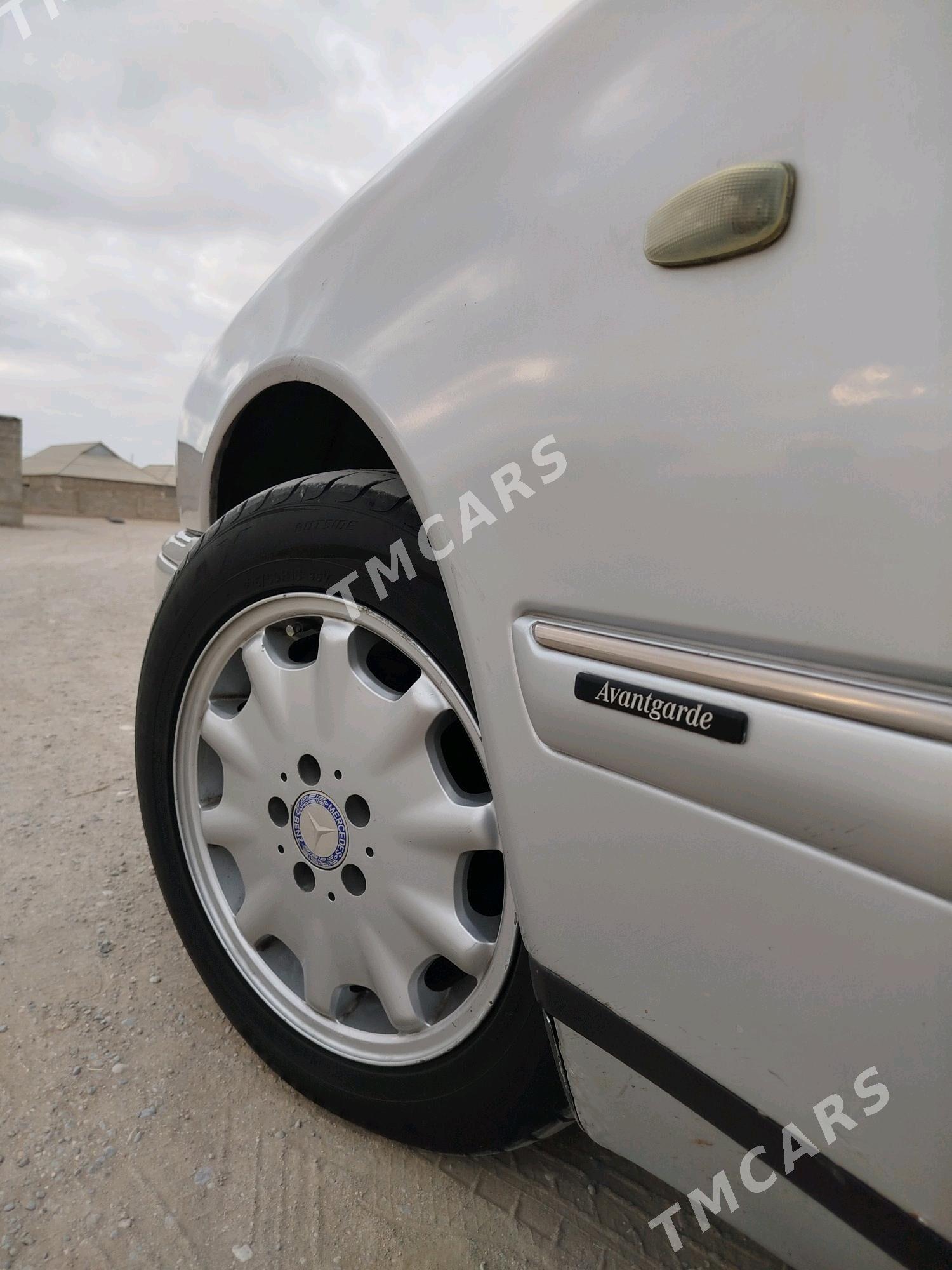 Mercedes-Benz E320 1999 - 95 000 TMT - Гумдаг - img 4