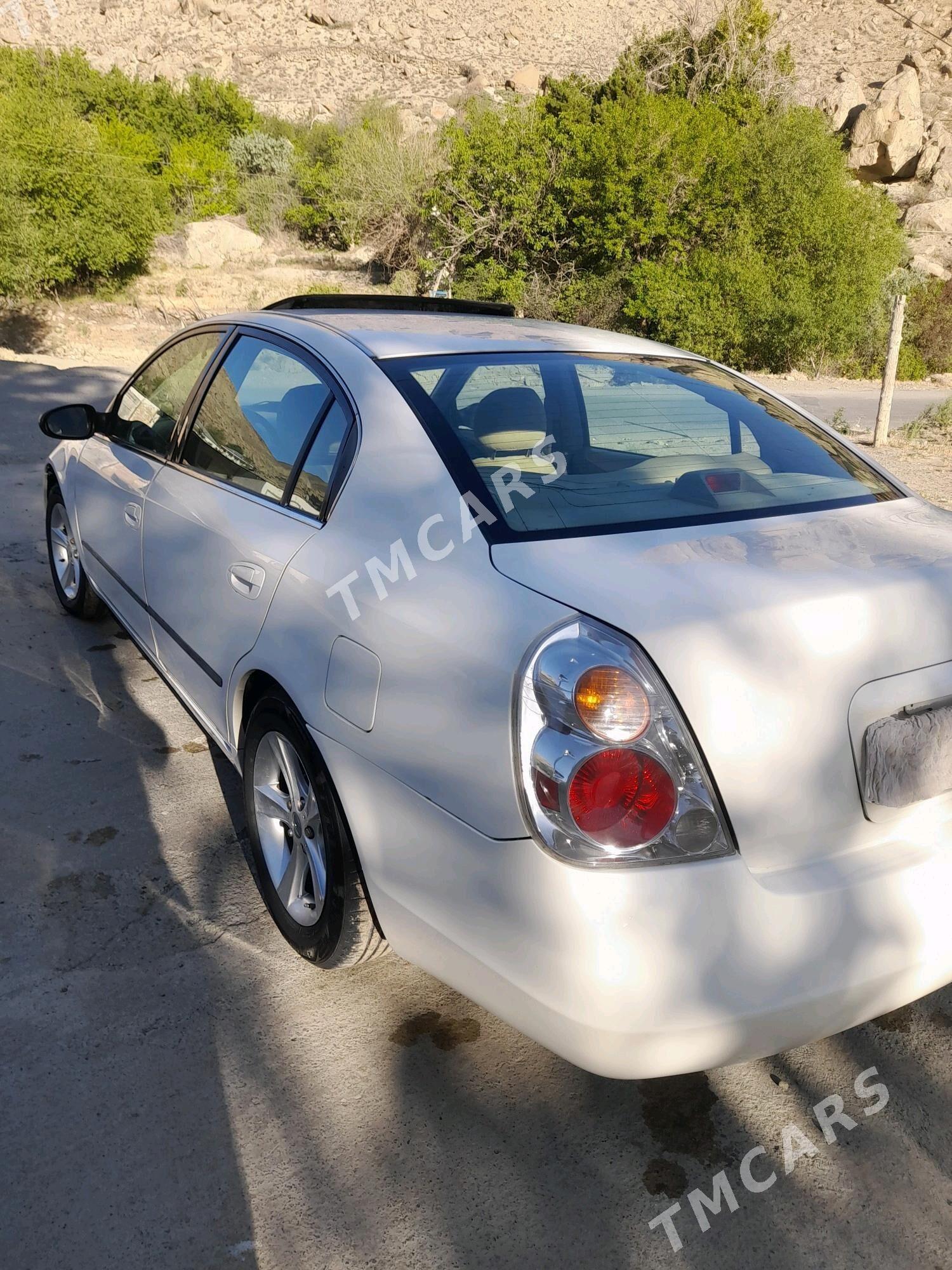 Nissan Altima 2002 - 40 000 TMT - Бахарден - img 9