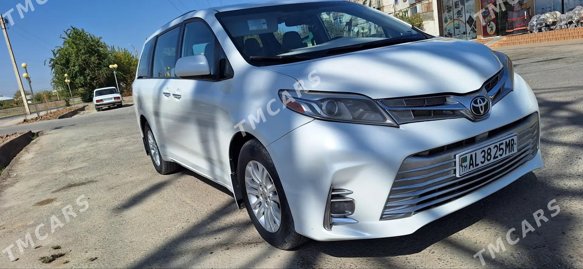 Toyota Sienna 2017 - 330 000 TMT - Мары - img 2