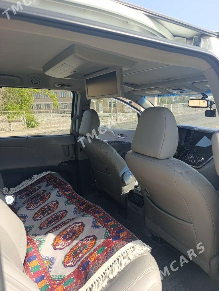 Toyota Sienna 2017 - 330 000 TMT - Мары - img 7