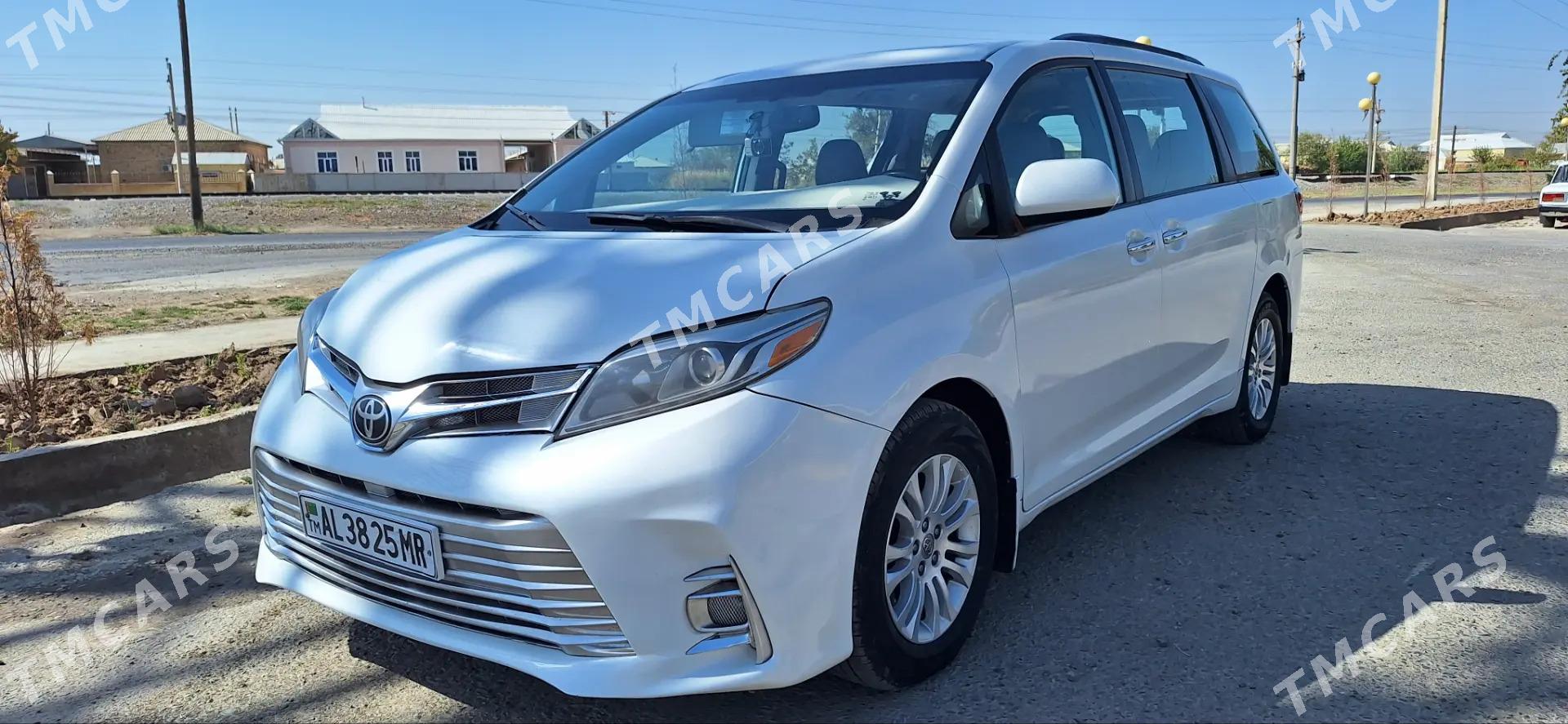 Toyota Sienna 2017 - 330 000 TMT - Мары - img 5