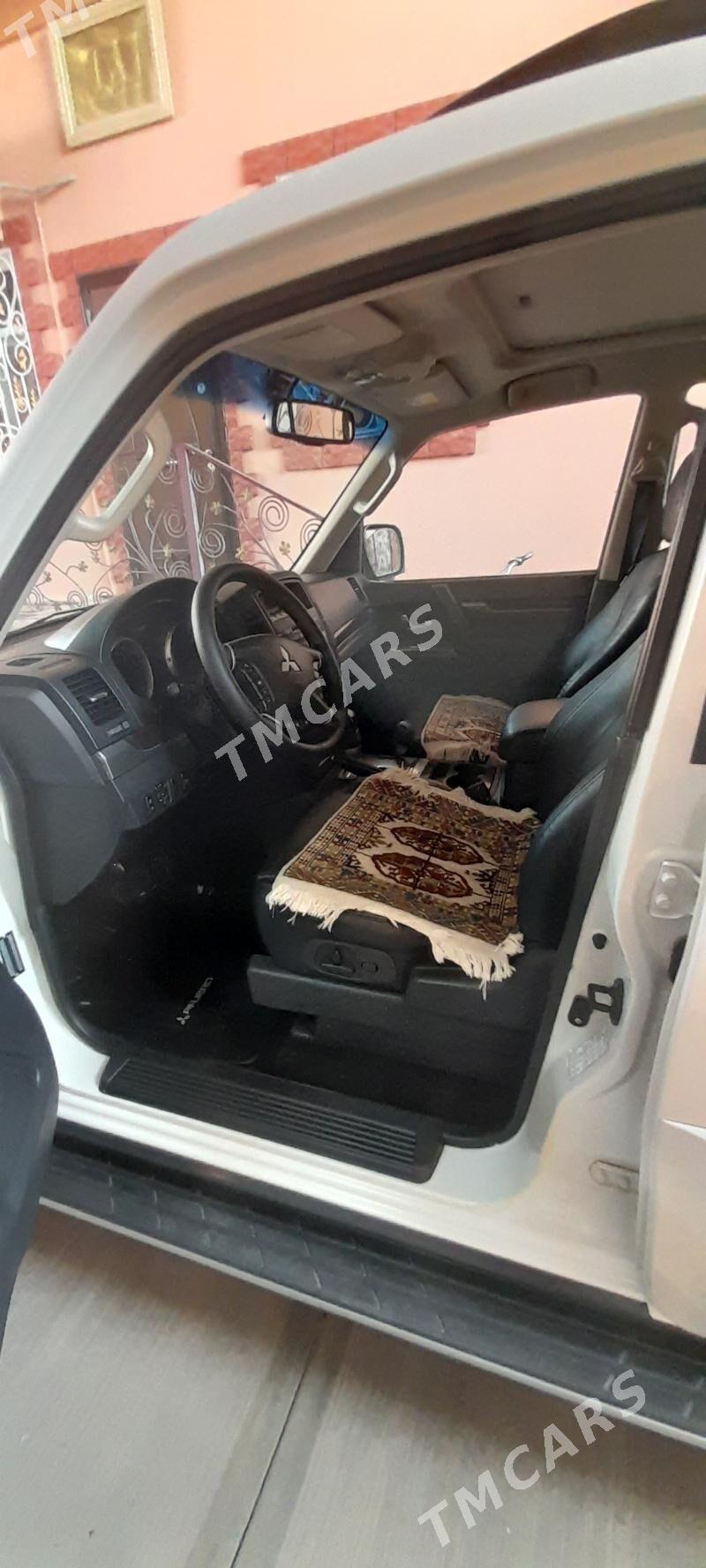 Mitsubishi Pajero 2013 - 275 000 TMT - Гарадамак Шор - img 3