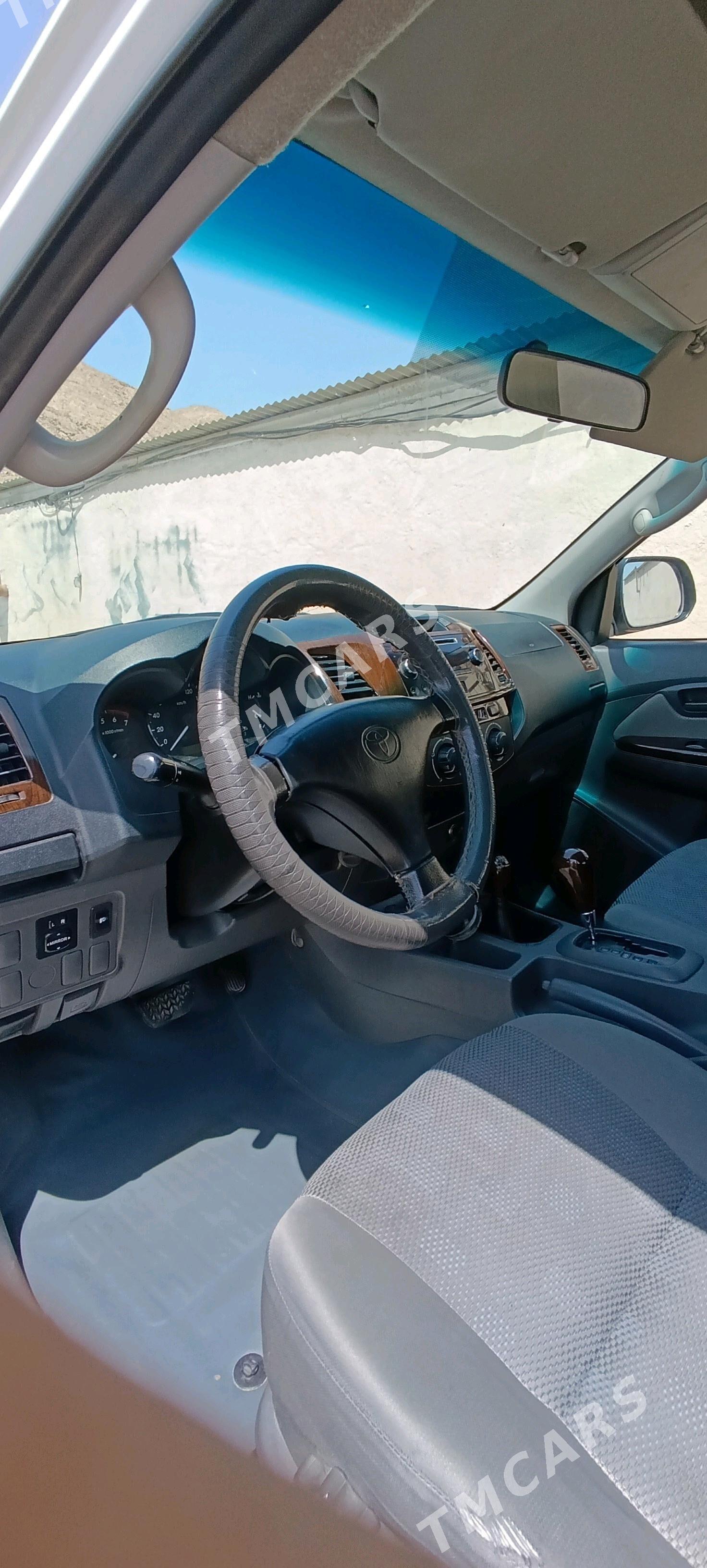 Toyota Hilux 2013 - 290 000 TMT - Türkmenbaşy - img 2