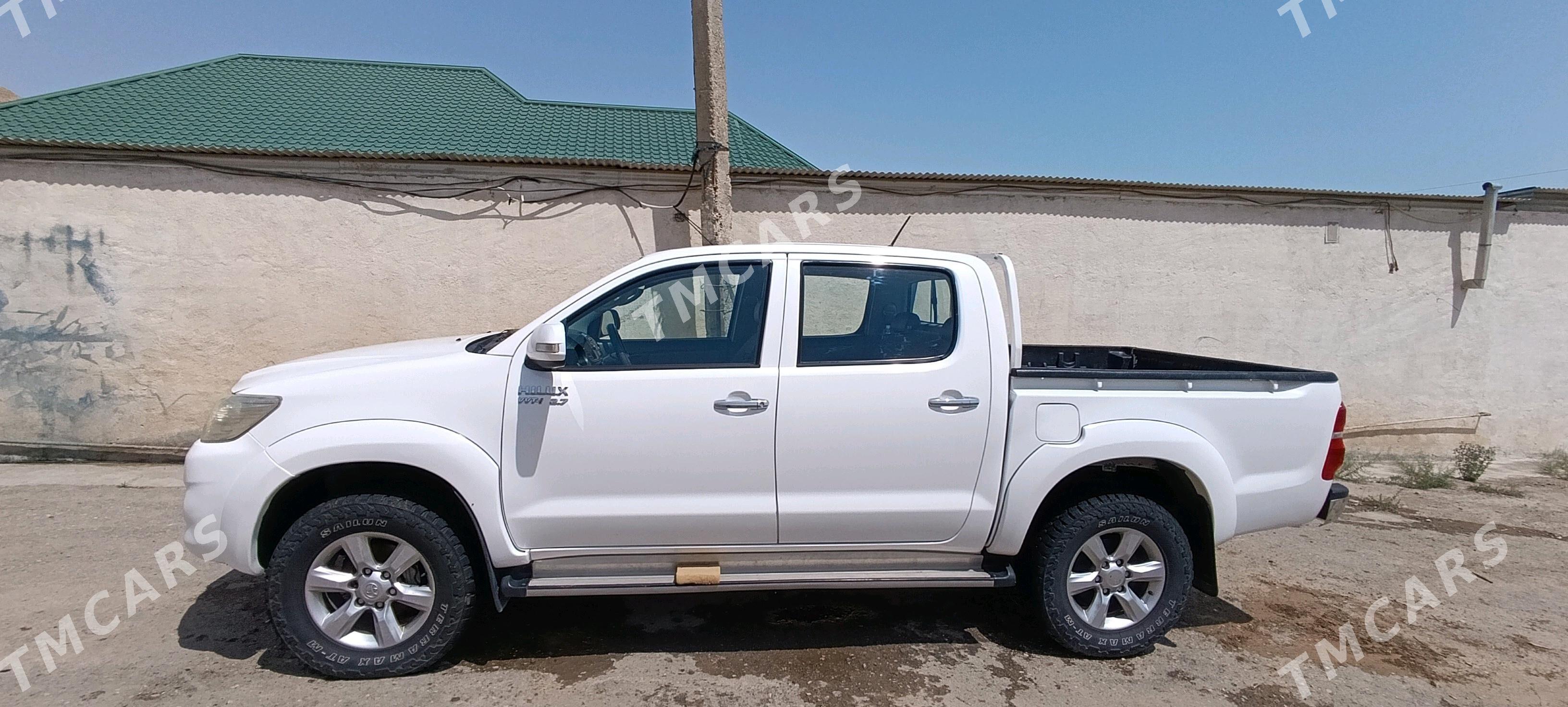 Toyota Hilux 2013 - 290 000 TMT - Türkmenbaşy - img 3