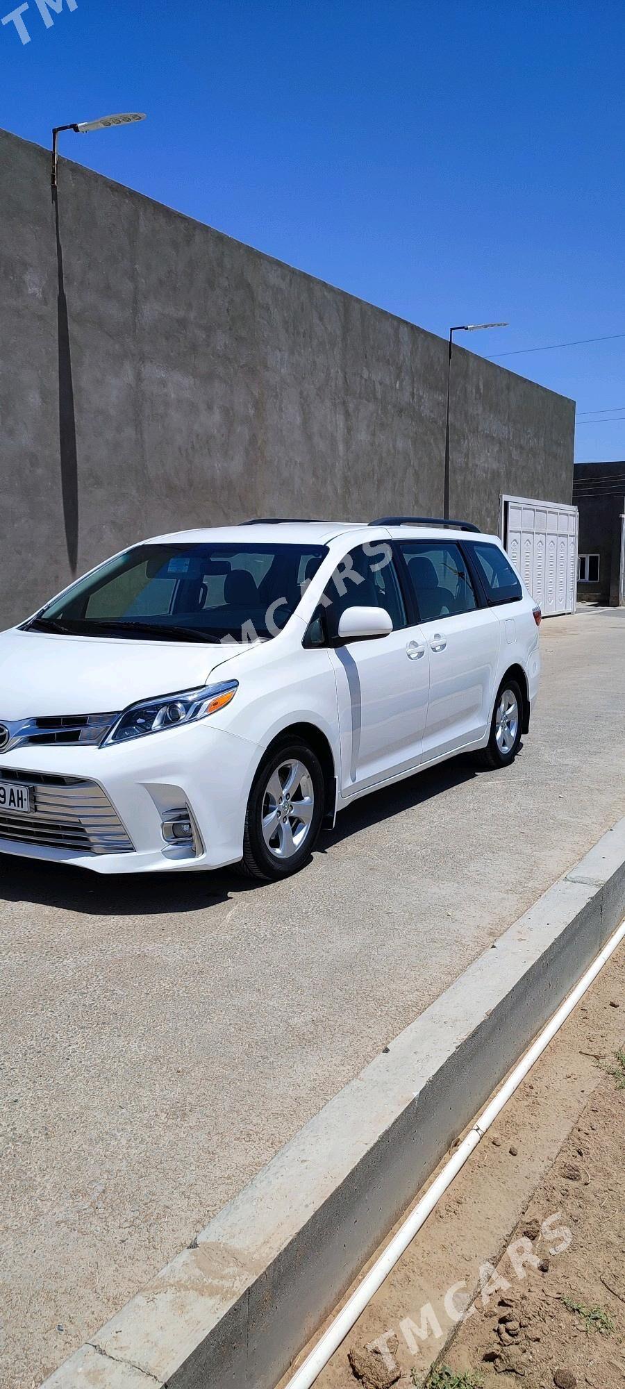 Toyota Sienna 2017 - 350 000 TMT - Теджен - img 3