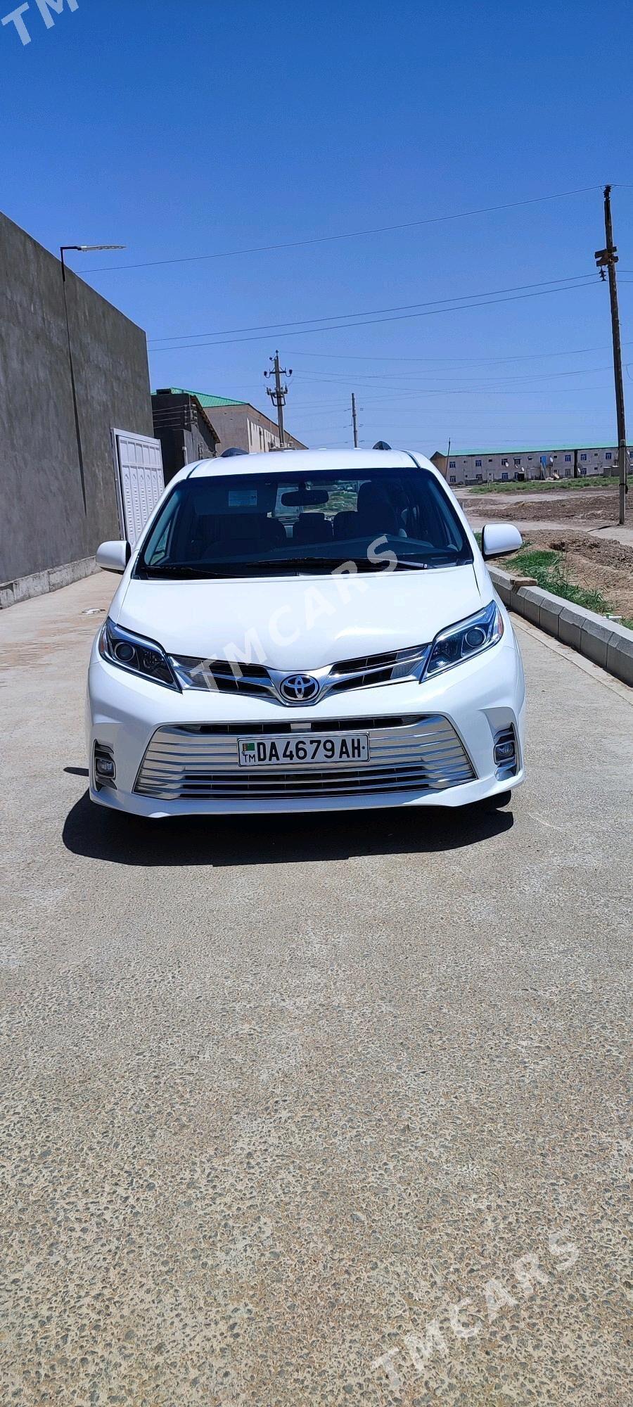 Toyota Sienna 2017 - 350 000 TMT - Теджен - img 2