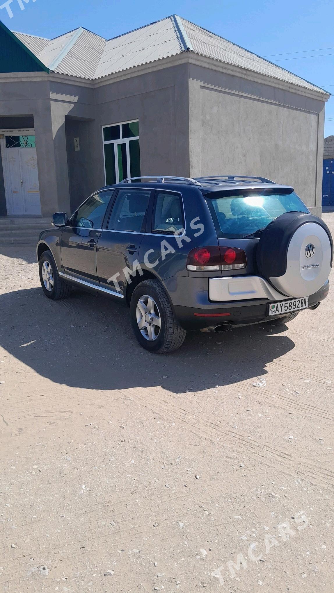 Volkswagen Touareg 2005 - 105 000 TMT - Балканабат - img 3