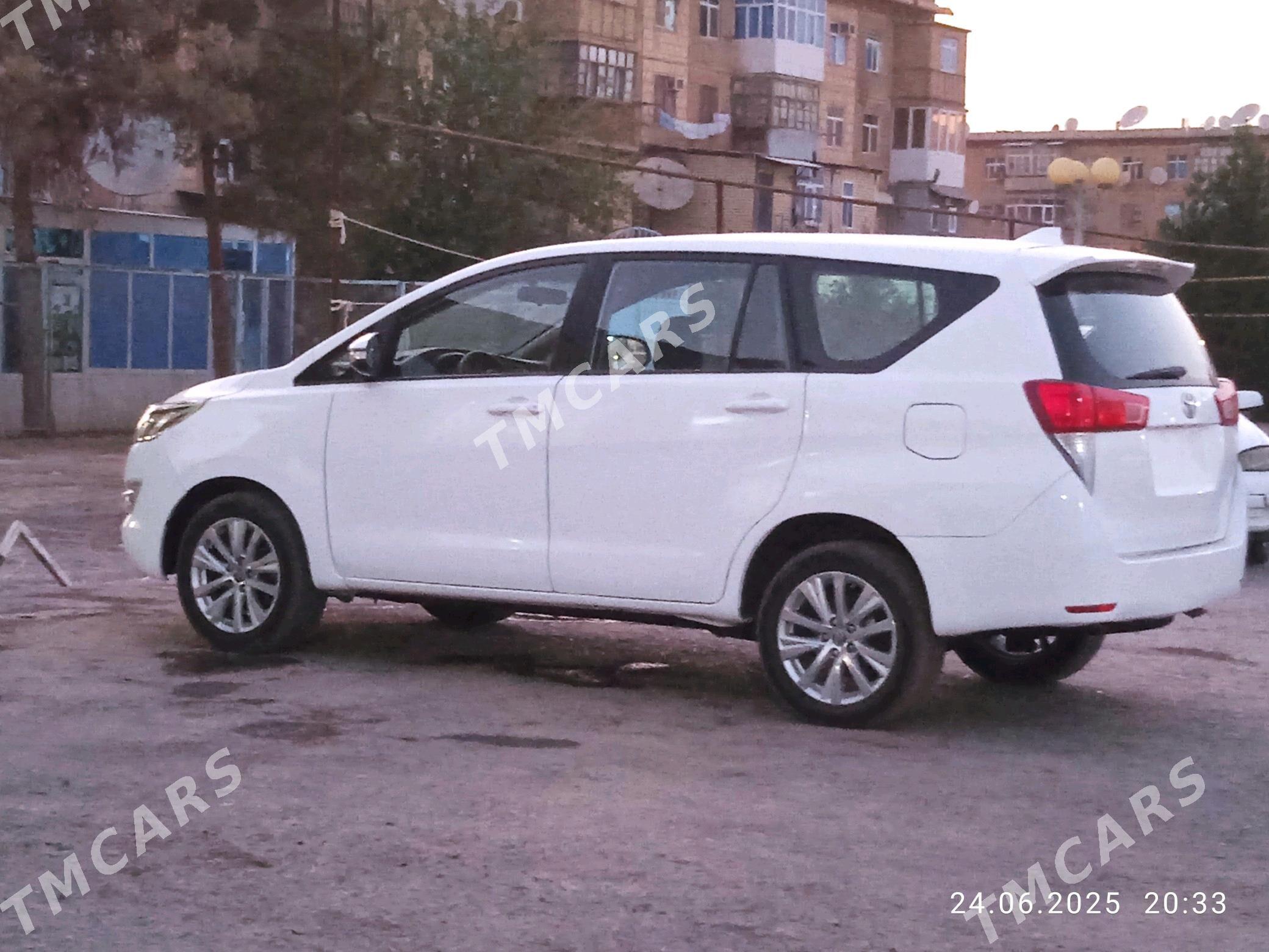 Toyota Innova 2022 - 250 000 TMT - Mary - img 5