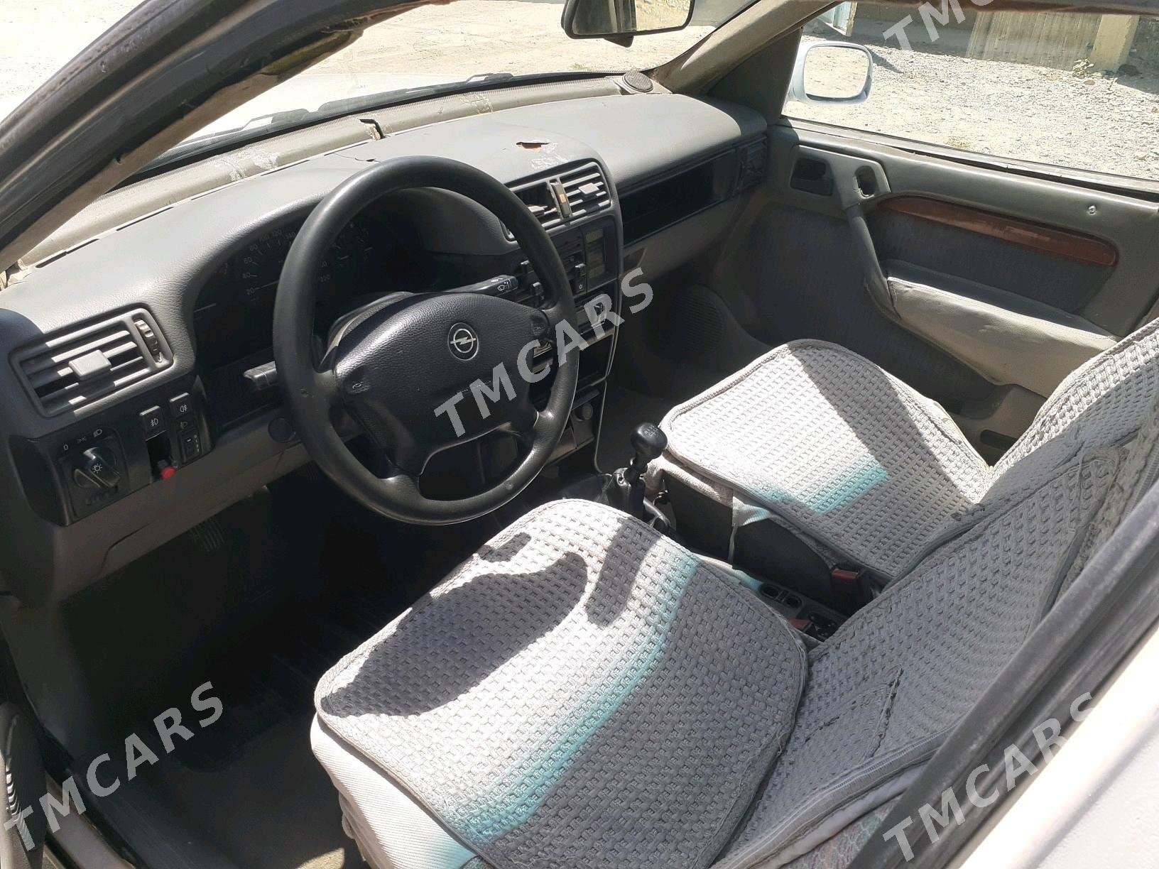Opel Vectra 1993 - 38 000 TMT - Бахарден - img 6