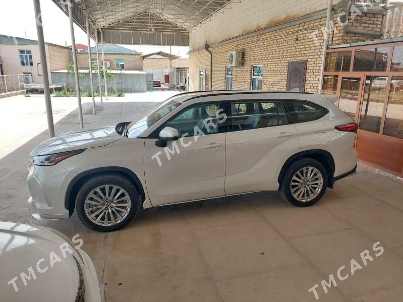 Toyota Highlander 2022 - 530 000 TMT - Мары - img 4