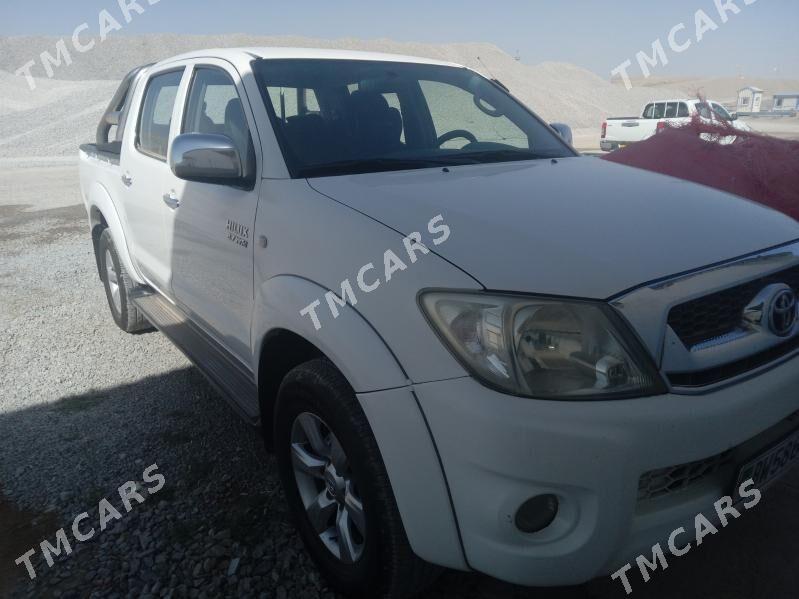 Toyota Hilux 2011 - 320 000 TMT - Анев - img 2