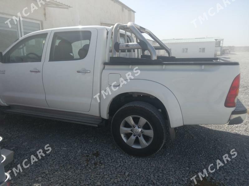 Toyota Hilux 2011 - 320 000 TMT - Анев - img 4