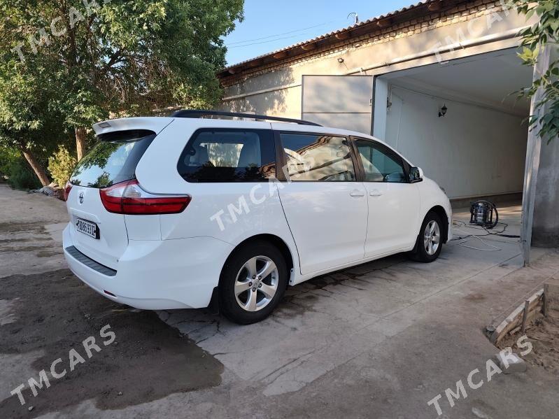 Toyota Sienna 2017 - 340 000 TMT - Köneürgenç - img 4