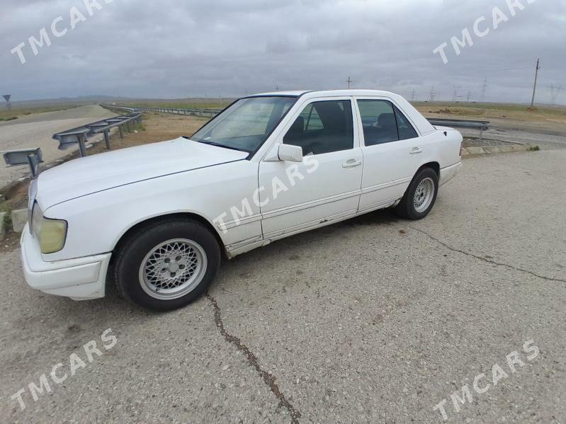 Mercedes-Benz 230E 1985 - 40 000 TMT - Türkmenbaşy - img 6