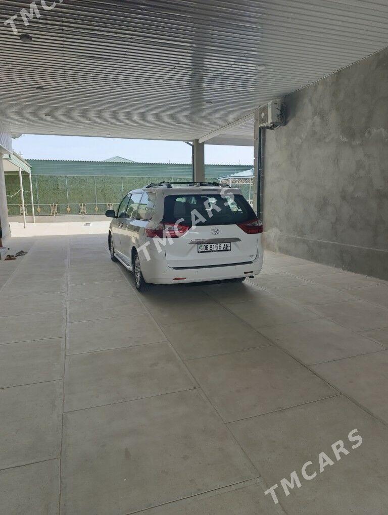 Toyota Sienna 2019 - 400 000 TMT - Анев - img 3