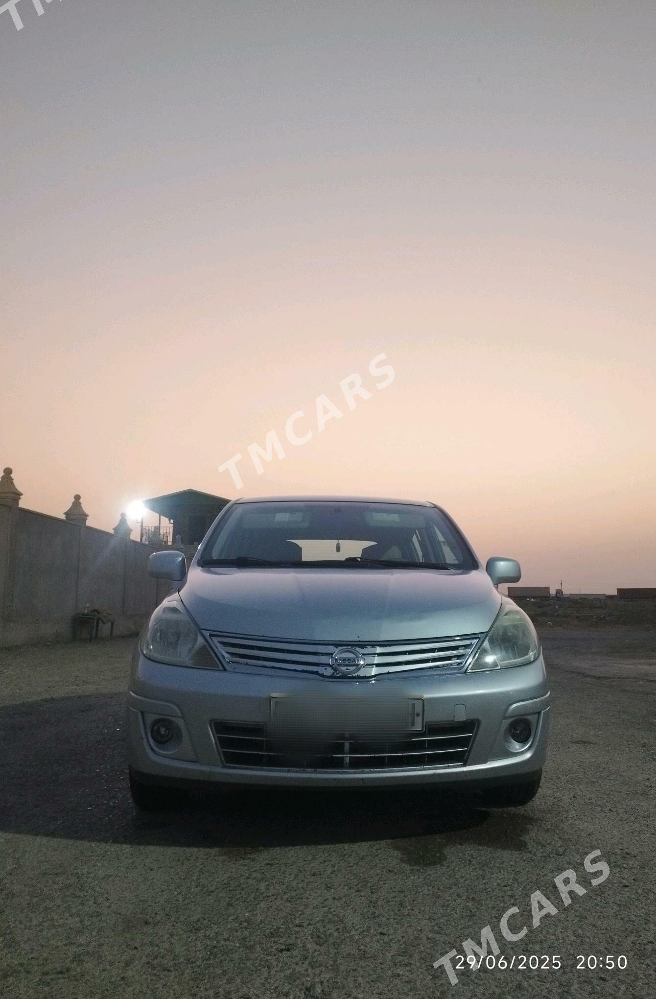 Nissan Versa 2011 - 130 000 TMT - Кака - img 4